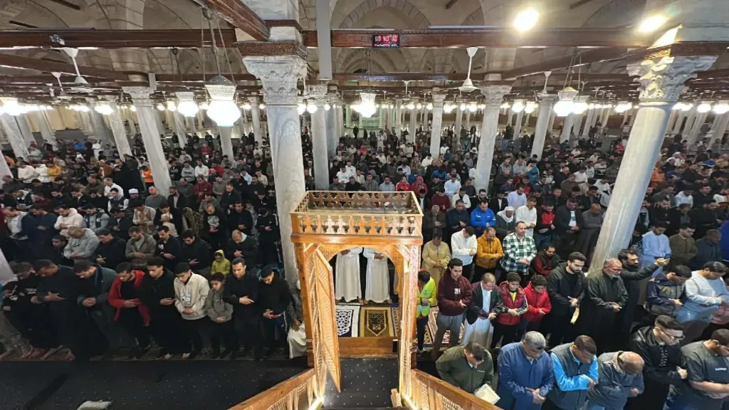 إقبال كثيف وأجواء روحانية في صلاة التراويح بمسجد عمرو بن العاص