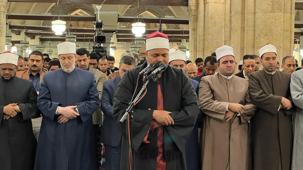 برواية ابن وردان وابن ذكوان وشعبة.. أصوات القراء تعلو بالقراءات المتواترة في الليلة الثالثة