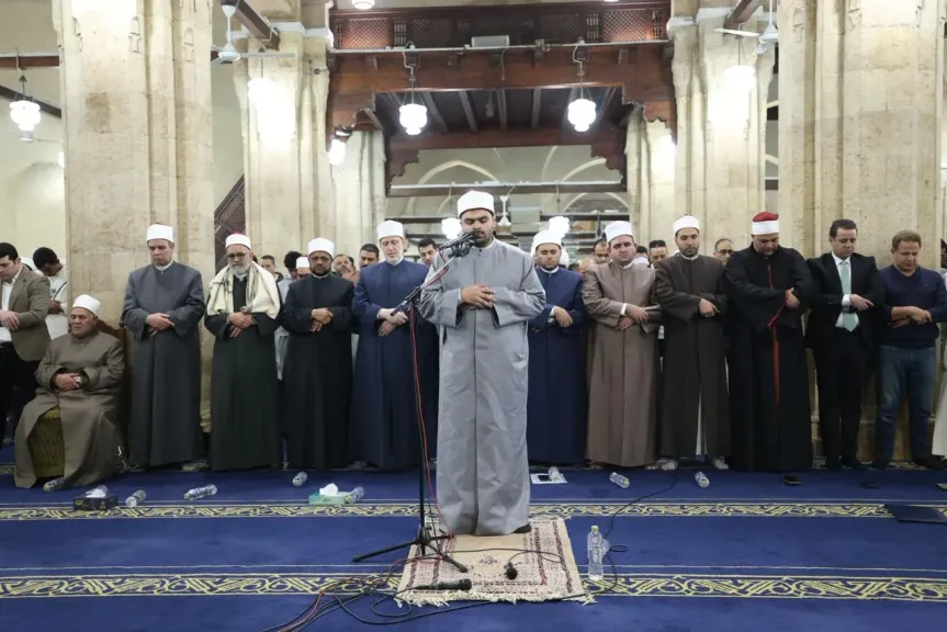 بتوجيهات الإمام الأكبر.. الأزهر يقدِّم الطالب محمد عبد النبي جادو الطالب بكلية الطب كأول طالب جامعي يؤم المصلين في الجامع الأزهر