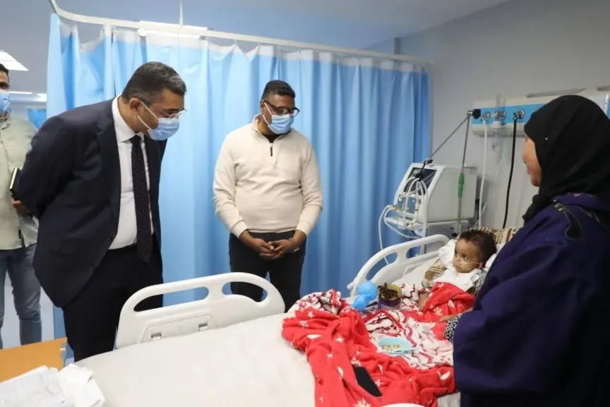 محافظ البحر الأحمر يطمئن على المرضى بالمستشفى العام ويوجه بتقديم خدمات طبية متكاملة وجودة عالية