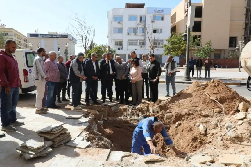 محافظ البحر الأحمر يتفقد كسر خط مياه بالممشى ويوجه بتطوير متكامل للمرافق