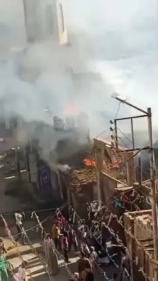 النار وصلت السماء.. حريق يلتهم مخزن أسمنت بجوار مسجد شهير في قنا