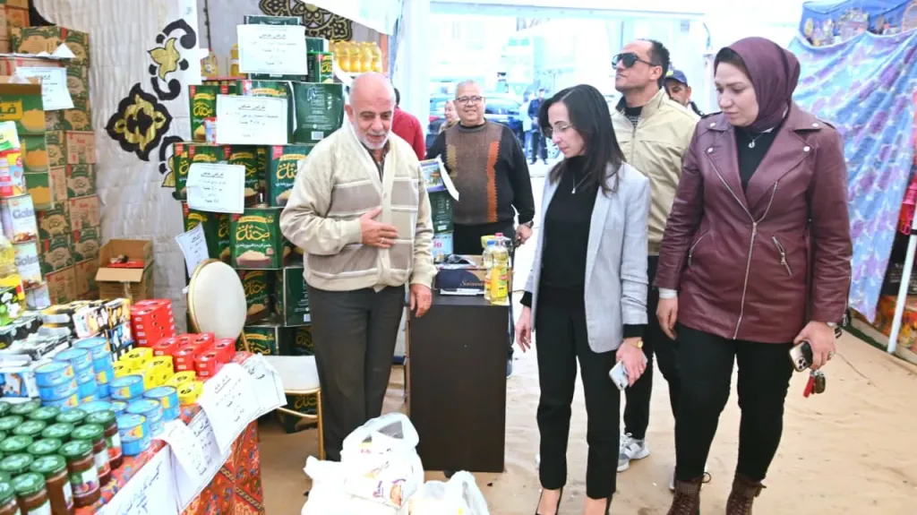محافظ البحيرة تفاجىء معرض «أهلًا رمضان» بدمنهور للتأكد من توافر كافة السلع بالأسعار المقررة