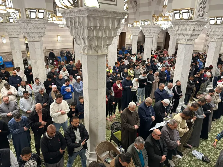 روحانية وهدوء في ضريح السيدة نفيسة عقب صلاة المغرب بثالث أيام رمضان