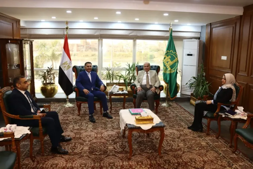 لمتابعة منظومة النضافة.. محافظ القليوبية يلتقى برئيس شركة ”نهضة مصر”