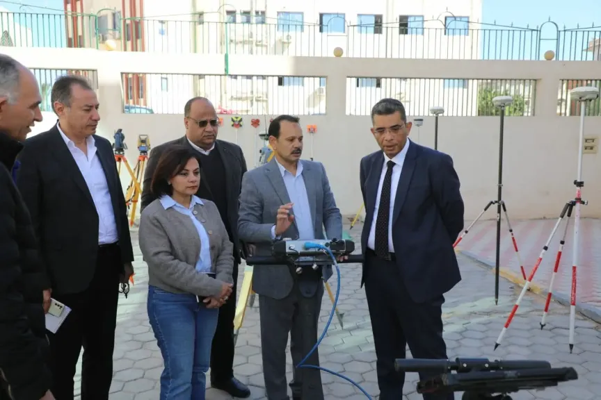 محافظ البحر الأحمر يتفقد مركز معلومات شبكات المرافق بالغردقة