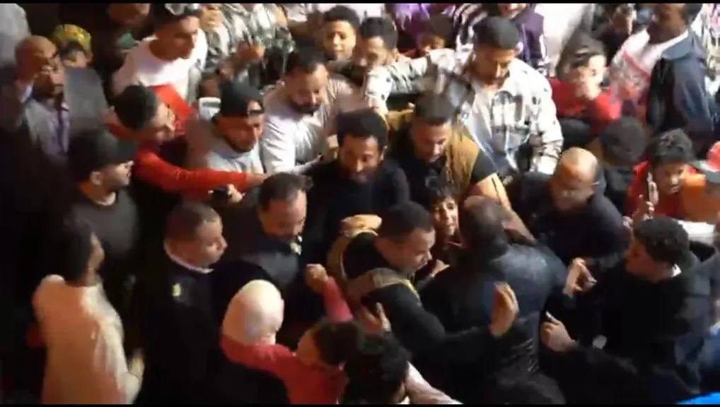 بالصور..الأمن يتدخل للسيطرة على تدافع الجمهور علي عمرو سعد أثناء تصوير إفراج