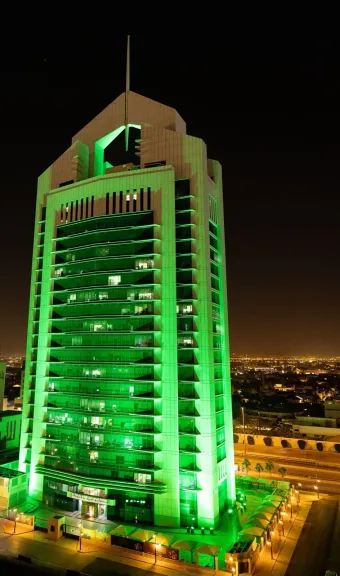 تصوير جوي لبرج وزارة الشؤون الإسلامية السعودية يتوشّح بالأخضر احتفاءً بيوم التأسيس