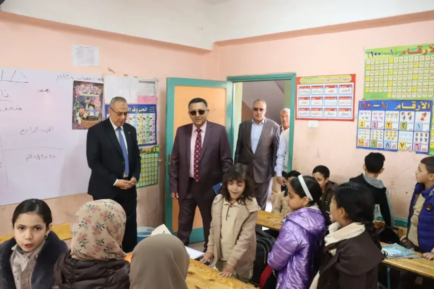 محافظ القليوبية يفاجئ مدارس شبين القناطر وطوخ ويتفقد العملية التعليمية على الأرض