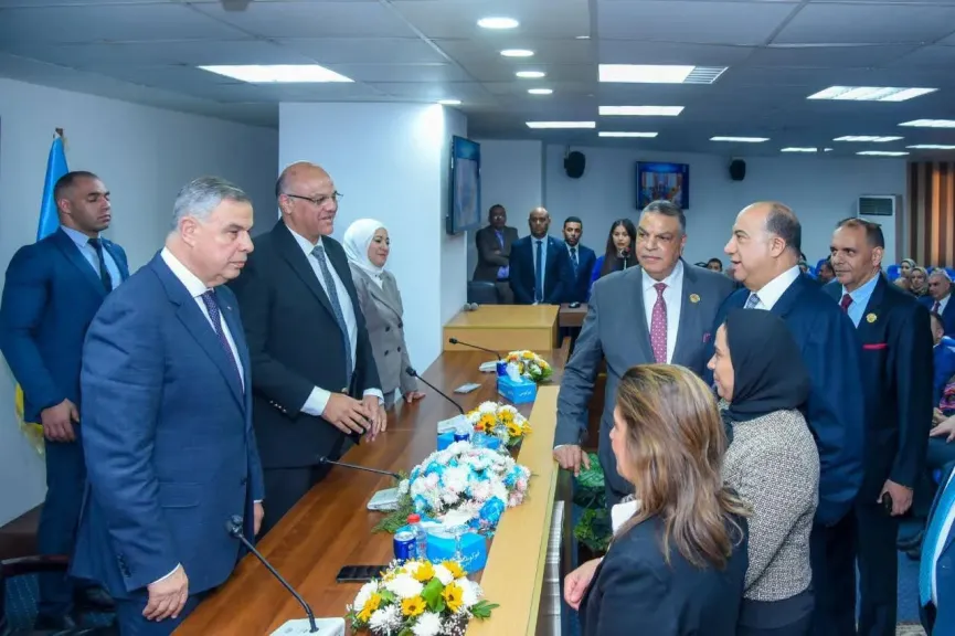 تسليم محافظ الإسكندرية الاسبق “مفتاح المحافظة”بحضور وأعضاء مجلسي النواب والشيوخ