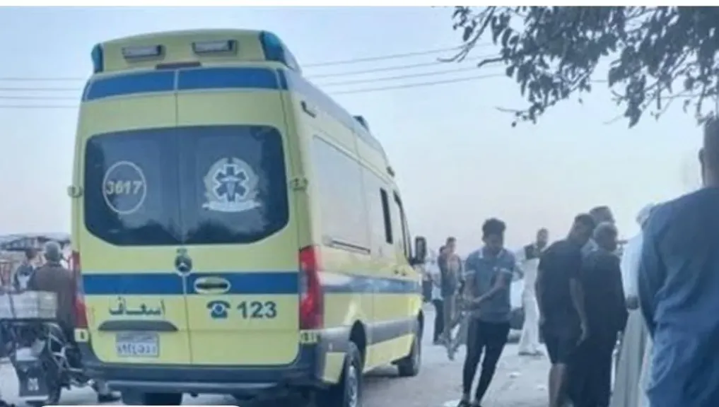 قبل الإفطار بدقائق.. مصرع شاب وإصابة اثنين آخرين إثر انقلاب سيارة على صحراوي قنا