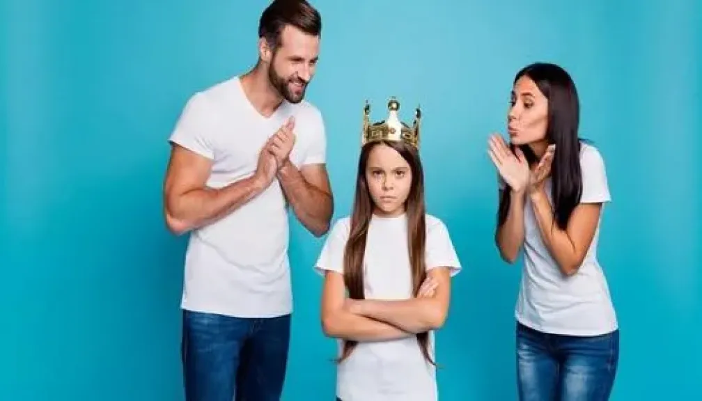 استشاري نفسي يوضح خطورة التدليل الزائد للأطفال