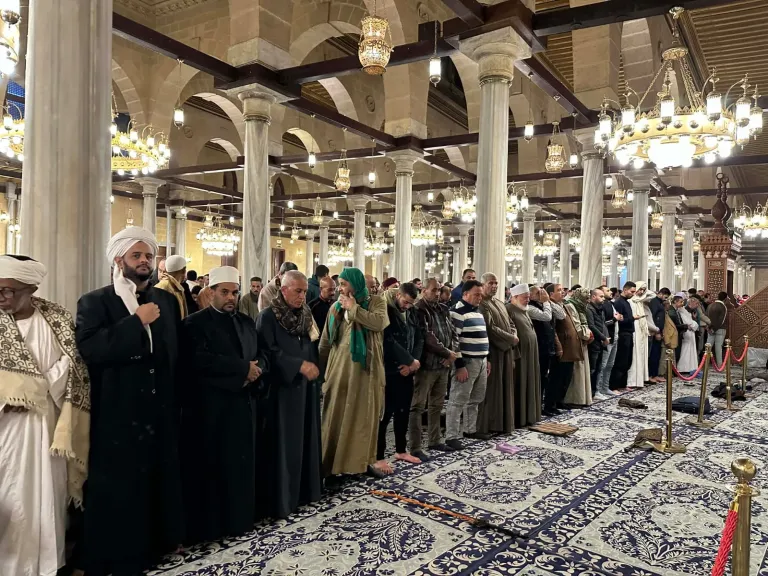 إقبال كثيف وأجواء هادئة في صلاة التراويح بمسجد الإمام الحسين