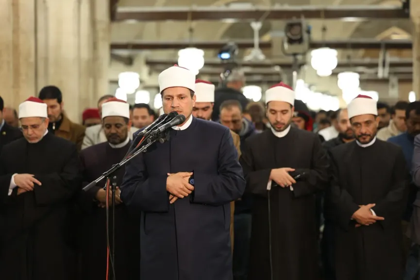 بروايات حفص وأبي الحارث ورويس وخلف العاشر.. رحاب الجامع الأزهر عامرة بالقراءات المتواترة في الليلة السادسة من رمضان