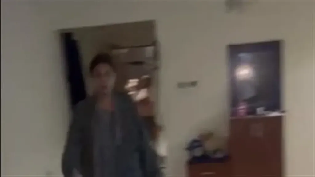 اطلع يا جبان.. فيديو مثير لسيدة تبحث عن زوجها في شقة «ضرتها»