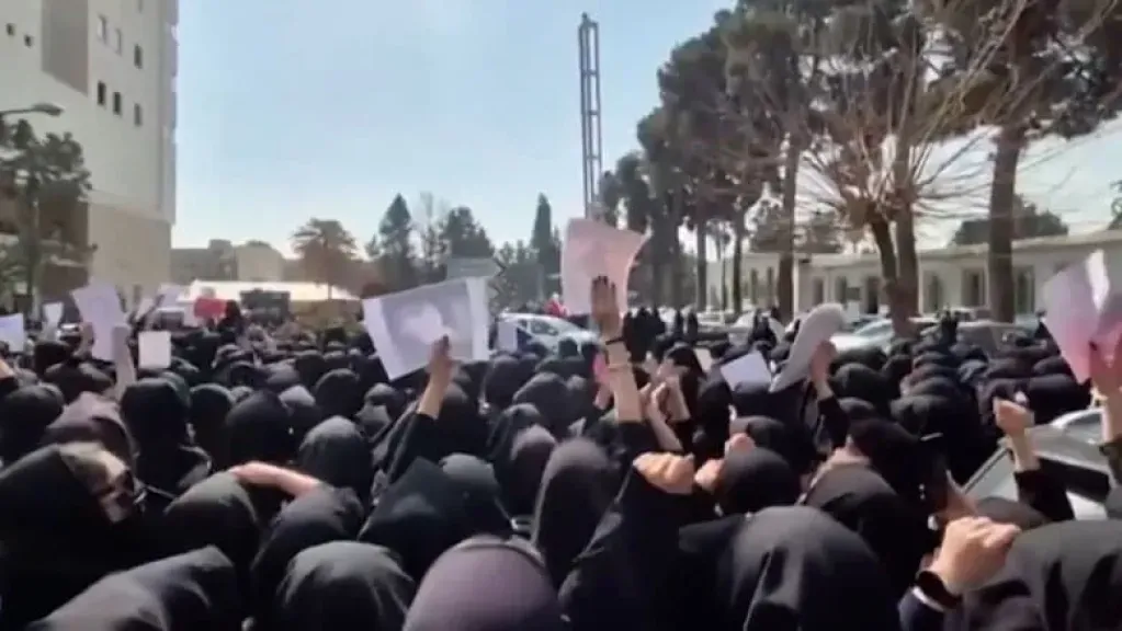 احتجاجات جامعية تهز إيران… الغضب الشعبي يتحدى السلطة ويرفع شعار ”يحيا الشاه”