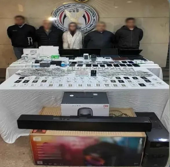 معاملات وهمية وذهب وأجهزة إلكترونية.. تفاصيل ضبط تشكيل عصابي استولى على أموال شركة اتصالات عبر ثغرة بتطبيق تقسيط إلكتروني