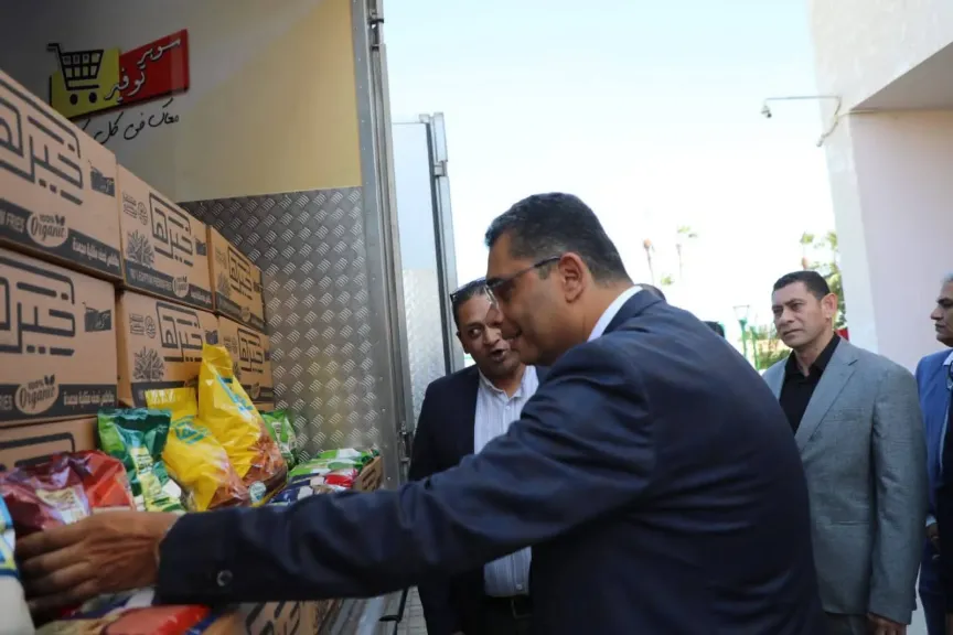 محافظ البحر الأحمر يطّلع على منتجات سيارات «مستقبل مصر» المخصصة للمدن دون منافذ ثابتة