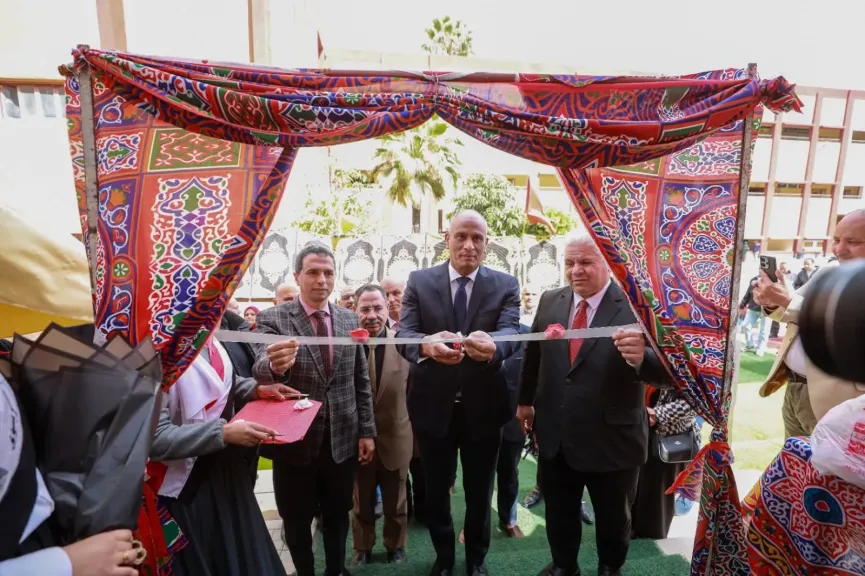 ضمن مبادرة «حياة كريمة»..محافظ كفرالشيخ يفتتح المعرض الدائم للسلع الغذائية والملابس بالمدرسة الثانوية الصناعية لدعم الطلاب الأولى بالرعاية وأسرهم