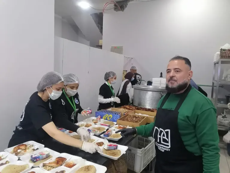 في مشهد يعكس وحدة المصريين.. رجل أعمال مسيحي ينظم مائدة رحمن سنويًا في الغردقة