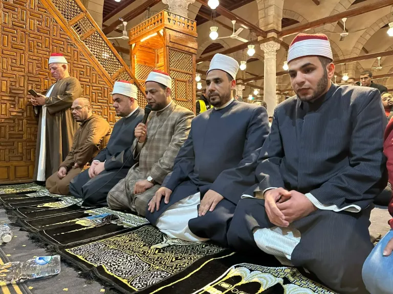 إقبال كبير على صلاة التراويح بمسجد عمرو بن العاص وسط أجواء روحانية مميزة