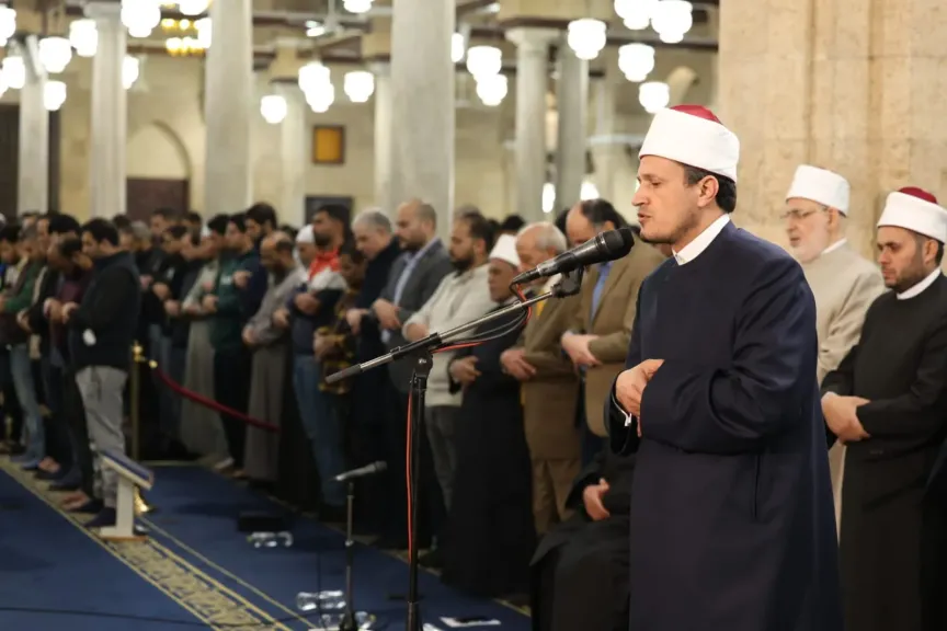 في الليلة السابعة من رمضان.. أروقة الجامع الأزهر تمتلئ بالمصلين في صلاتي العشاء والتراويح