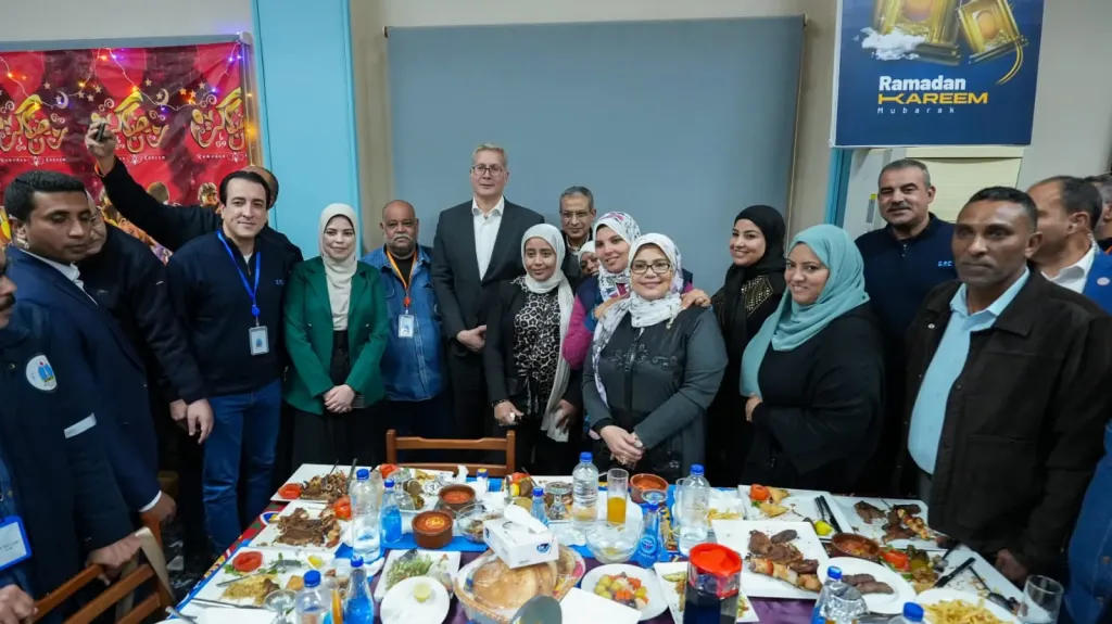 وزير البترول يشارك العاملين إفطار رمضان في رأس غارب ويؤكد: زيادة الإنتاج أولوية المرحلة المقبلة