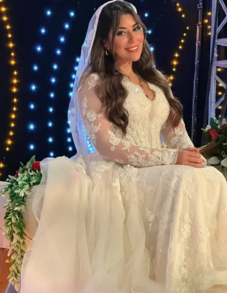 آيتن عامر تتألق بفستان الزفاف في كواليس مسلسل ”كلهم بيحبوا مودي”