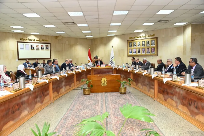 مجلس جامعة أسيوط يستعرض الإطار الوطني للمؤهلات المصرية ويقر التطبيق