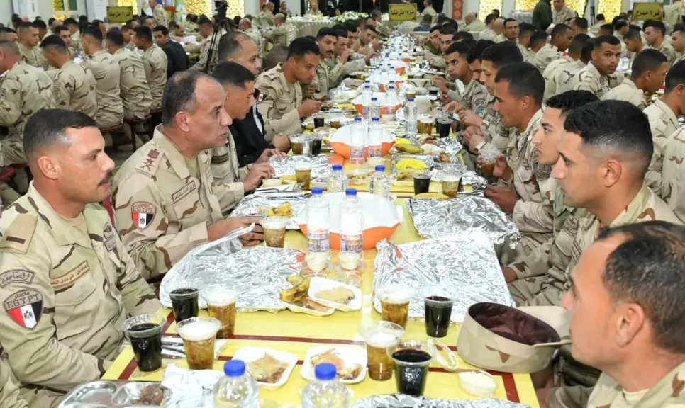 وزير الدفاع يطالب مقاتلي الجيش الثاني الميداني الحفاظ على أعلى درجات الاستعداد القتالي