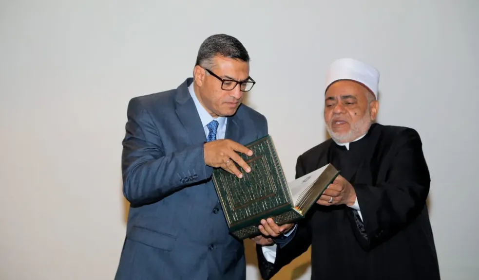 تقديرًا لمكانة جده الراحل الإمام ”الببلاوي”.. شيخ الأزهر يهدي محافظ قنا مصحفًا بماء الذهب