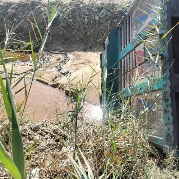 انقلاب تريلا محمّلة بالقمح داخل مصرف مائي أمام صوامع طامية بالفيوم دون إصابات