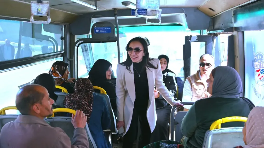 محافظ البحيرة تفاجىء ركاب إحدى حافلات النقل الجماعي بدمنهور: تخفيض التعريفة إلى 5 جنيهات