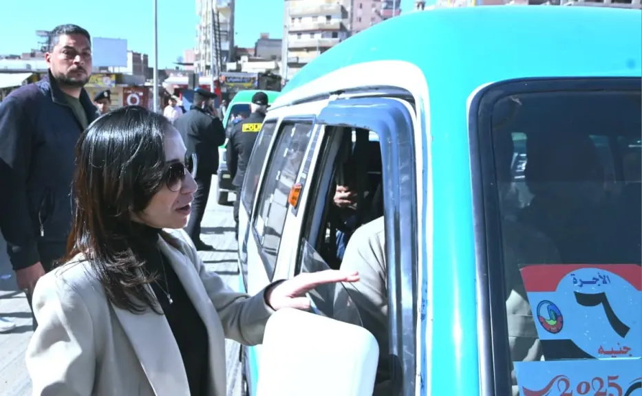 محافظ البحيرة تستوقف عددا من سيارات السرفيس بدمنهور للتأكد من الالتزام بخطوط السير والتعريفة وعدم تجزئة الخطوط