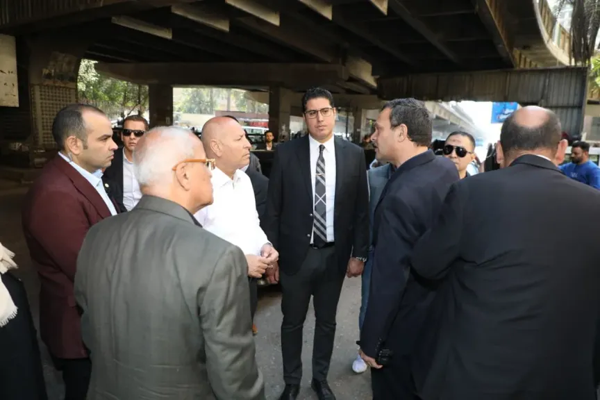 محافظ القاهرة يفاجئ بولاق أبو العلا بحملة مكبرة.. رفع إشغالات الجلاء وإنذار لرئيس الحي بعدم التهاون