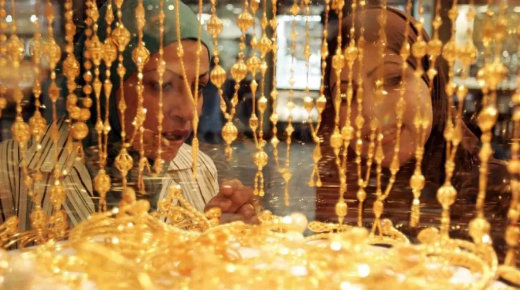 صعود الذهب بدعم التوترات الجيوسياسية وترقب المحادثات الأمريكية–الإيرانية