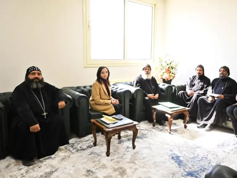 أسقف ورئيس دير الأنبا مكاريوس السكندري وممثلو أديرة وادي النطرون يهنئون محافظ البحيرة بتجديد الثقة