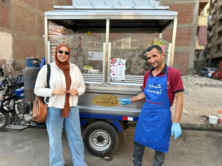 بيعمل ساندوتشات..أبو محمد حول التروسيكل لأول مطعم متنقل بالبحيرة