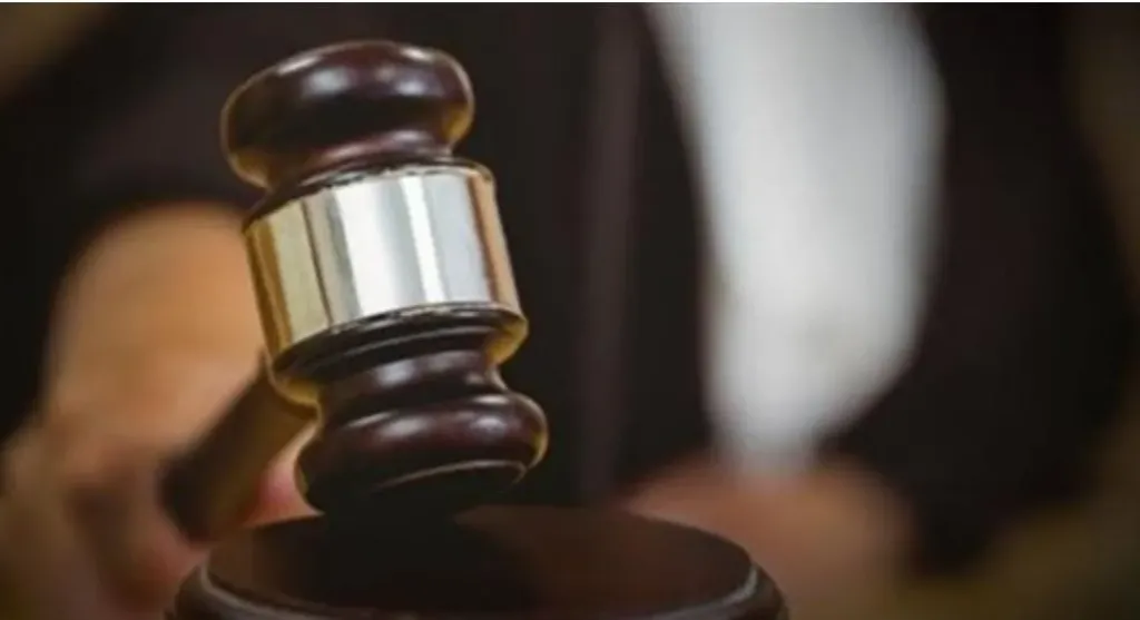 هددها بالسكين.. المشدد 5 سنوات للص سرق حقيبة محامية بالإكراه خلال سيرها في الشارع بقنا