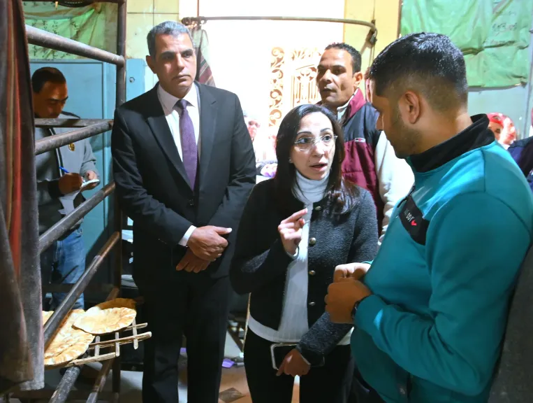 محافظ البحيرة تفاجىء مخابز إيتاى البارود.. تحرير 12 محضرا وغرامة لمخابز مخالفة