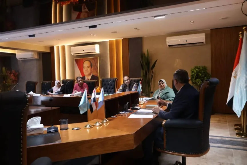 رئيس مدينة الغردقة يبحث مع مدير الطب البيطري توفير أراض لإنشاء مراكز إيواء للكلاب الحرة