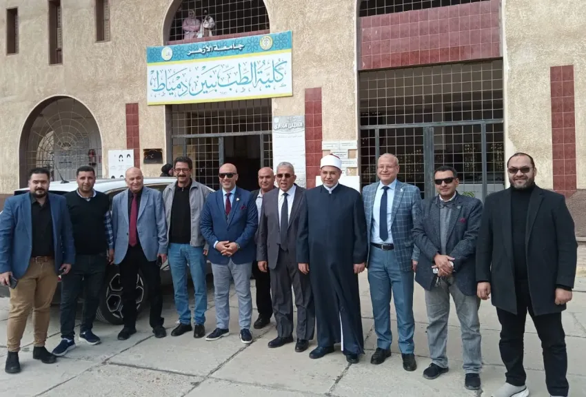 رئيس جامعة الأزهر يتفقد كليتي الطب بدمياط ويوجه بتوفير الخدمات الطبية للمواطنين