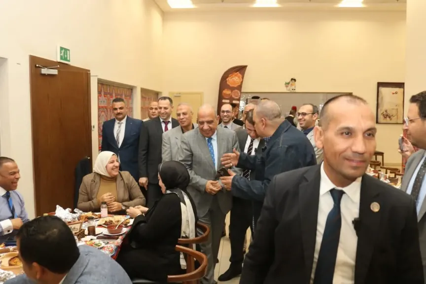 وزير الكهرباء يشارك العاملين إفطار رمضان ويؤكد: العنصر البشري أساس تطوير منظومة الطاقة