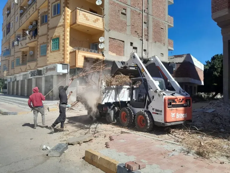 استمرار أعمال النظافة العامة ورفع المخلفات بعدد من مناطق مدينة سفاجا