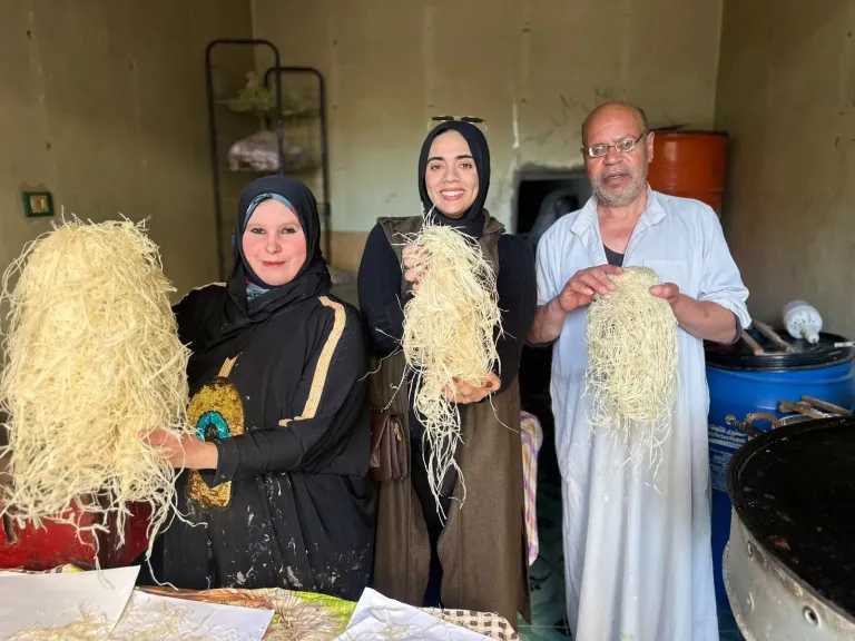 من صاج صغير إلى أيقونة تراثية..مريم و إسماعيل زوجان يعملان في صناعة الكنافة اليدوي بالبحيرة منذ 35 عاما