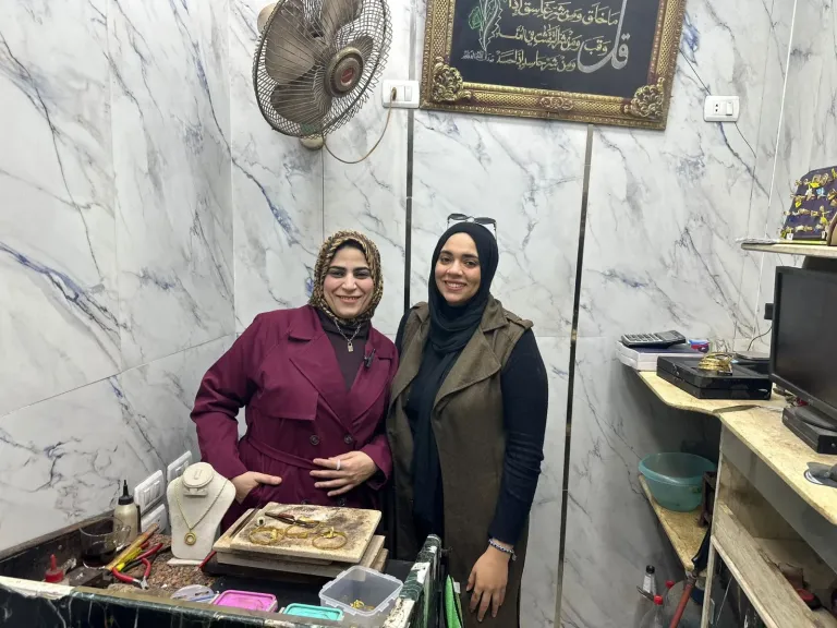 حكاية إيمان أبو نار ..أول سيدة بالبحيرة تُصلح المصوغات الذهبية