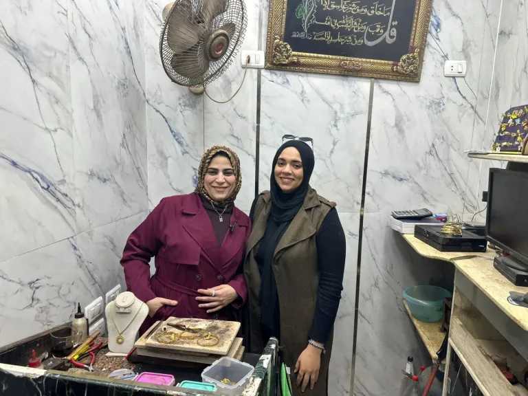 حكاية إيمان أبو نار ..أول سيدة بالبحيرة تُصلح المصوغات الذهبية