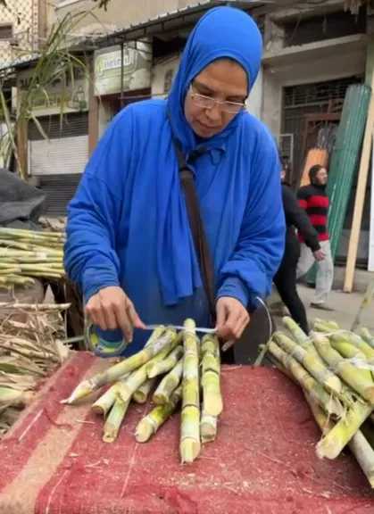 أم فارس.. خمسينية كسرت الروتين بصناعة القصب في دمنهور
