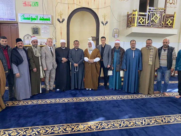 بالفيديو.. شرشر يشارك أهالى سرس الليان فرحتهم بفرش مسجد اليونسكو أحد أكبر مساجد محافظة المنوفية