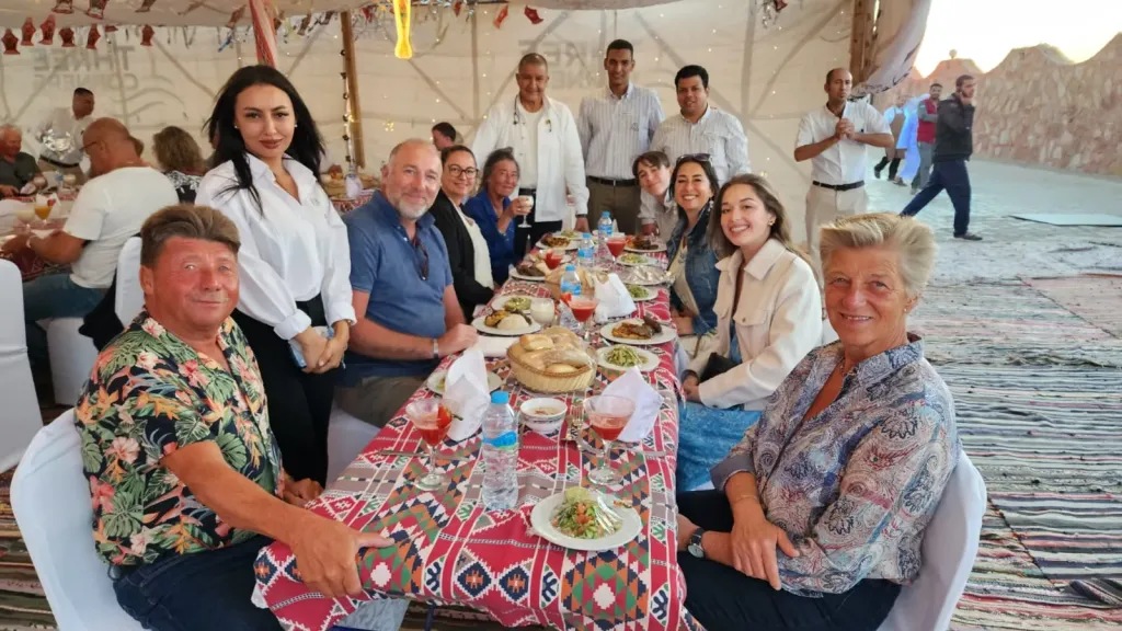 سياح أوروبا تشارك في مائدة إفطار مرسي علم ” أجواء رمضانية ”